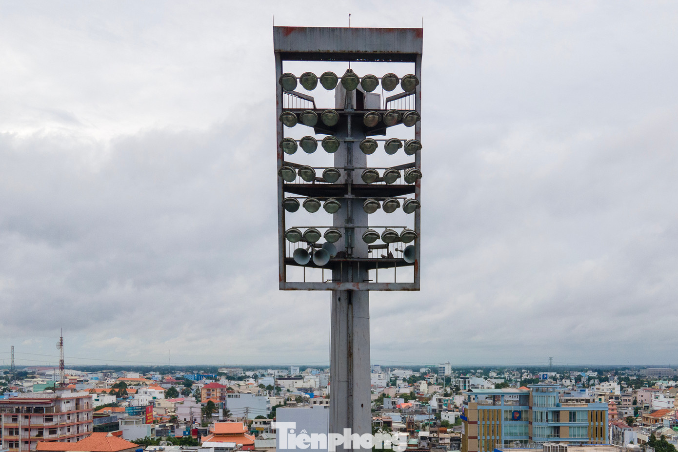 Nhiều thiết bị, cơ sở vật chất hiện đã xuống cấp. Bốn trụ đèn từng được coi là kỳ quan của nơi này đã không còn sáng.