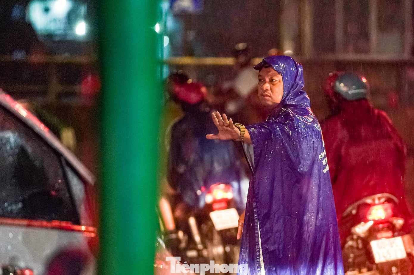 Nhân viên phà đang chặn dòng ô tô để ưu tiên xe máy xuống cầu phà. Nhân viên phà đang chặn dòng ô tô để ưu tiên xe máy xuống cầu phà.