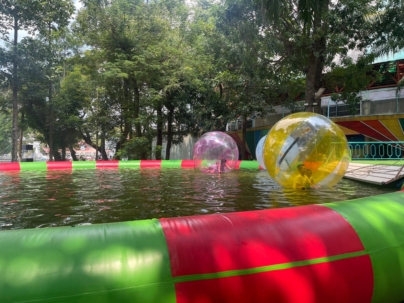 Các cháu thiếu nhi thích thú chơi trò bóng nước giữa tiết trời oi bức bên trong CVVH Đầm Sen.