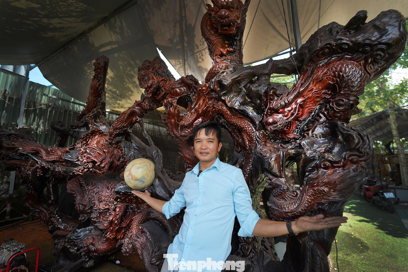 Theo anh Tiến, &quot;Cửu Long tranh châu&quot; tượng trưng cho chín nhánh sông của Mê Kông như 9 con rồng uốn lượn. Bằng việc sử dụng các hình ảnh đại diện Rồng - là một trong &quot;Tứ linh&quot; theo quan niệm của người Việt, chủ nhân của tác phẩm cũng muốn gửi gắm tình cảm đối với dòng sông Cửu Long, với lượng phù sa từ thượng nguồn sông Mê Kông theo thời gian đã bồi lắng thành vùng đồng bằng màu mỡ, trù phú, gắn liền với tên gọi của 9 dòng sông – Đồng bằng sông Cửu Long.