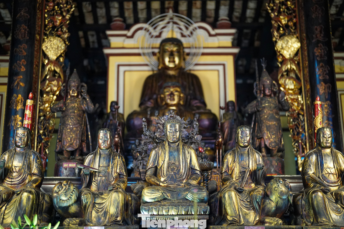 Bộ tượng năm vị của chùa Giác Lâm được xem là bộ tượng đặc biệt nhất, được tạc bằng gỗ mít nài, thếp vàng, cao 80cm. Tượng Thích-ca đặt giữa, ngồi trên tòa sen, cao hơn các tượng khác. Bố cục hình thang nên thế ngồi vững chãi. Bốn tượng còn lại mỗi tượng đều ngồi lên lưng một con linh vật. Bộ tượng năm vị xuất hiện ở Nam Bộ trong giai đoạn đầu thế kỷ XIX, tức giai đoạn mở đầu triều đại nhà Nguyễn.