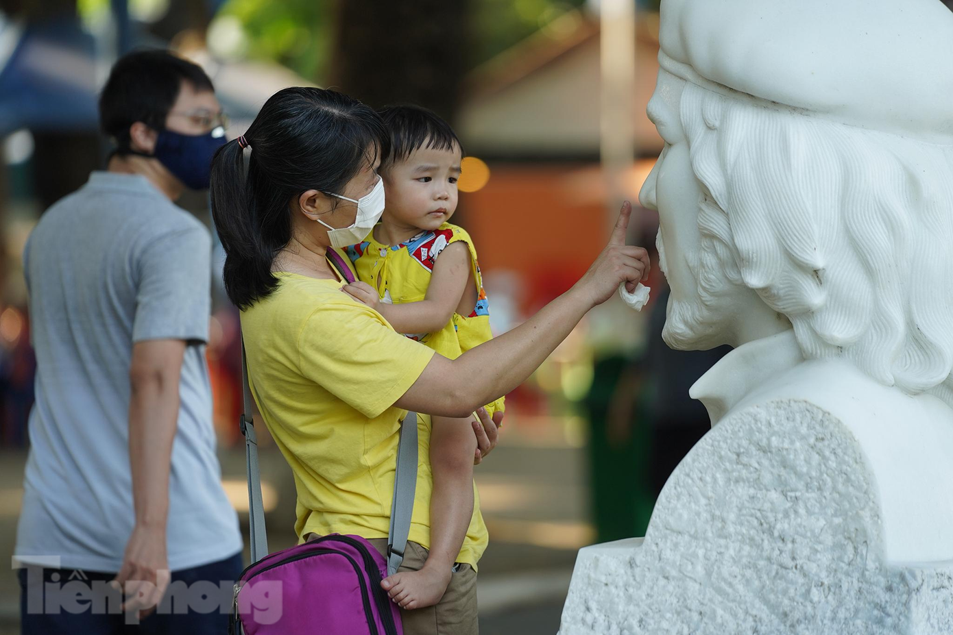 Một phụ huynh đang diễn giải cho bé về Emesto Che Guevara, "Hiệp sĩ của cách mạng châu Mỹ Latinh". Ở mỗi tượng đều có bảng ghi chú về tên nhân vật nên cũng khá thuận lợi cho các bậc phụ huynh dẫn con vào đây tham quan, học tập.