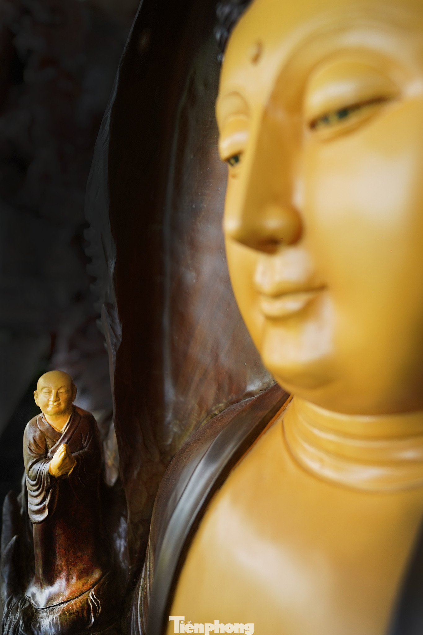 Có thể thấy anh Tiến theo đuổi trường phái điêu khắc trên một khối và không gắn thêm chi tiết cho tác phẩm qua tác phẩm &quot;Tìm về nương tựa&quot; này.