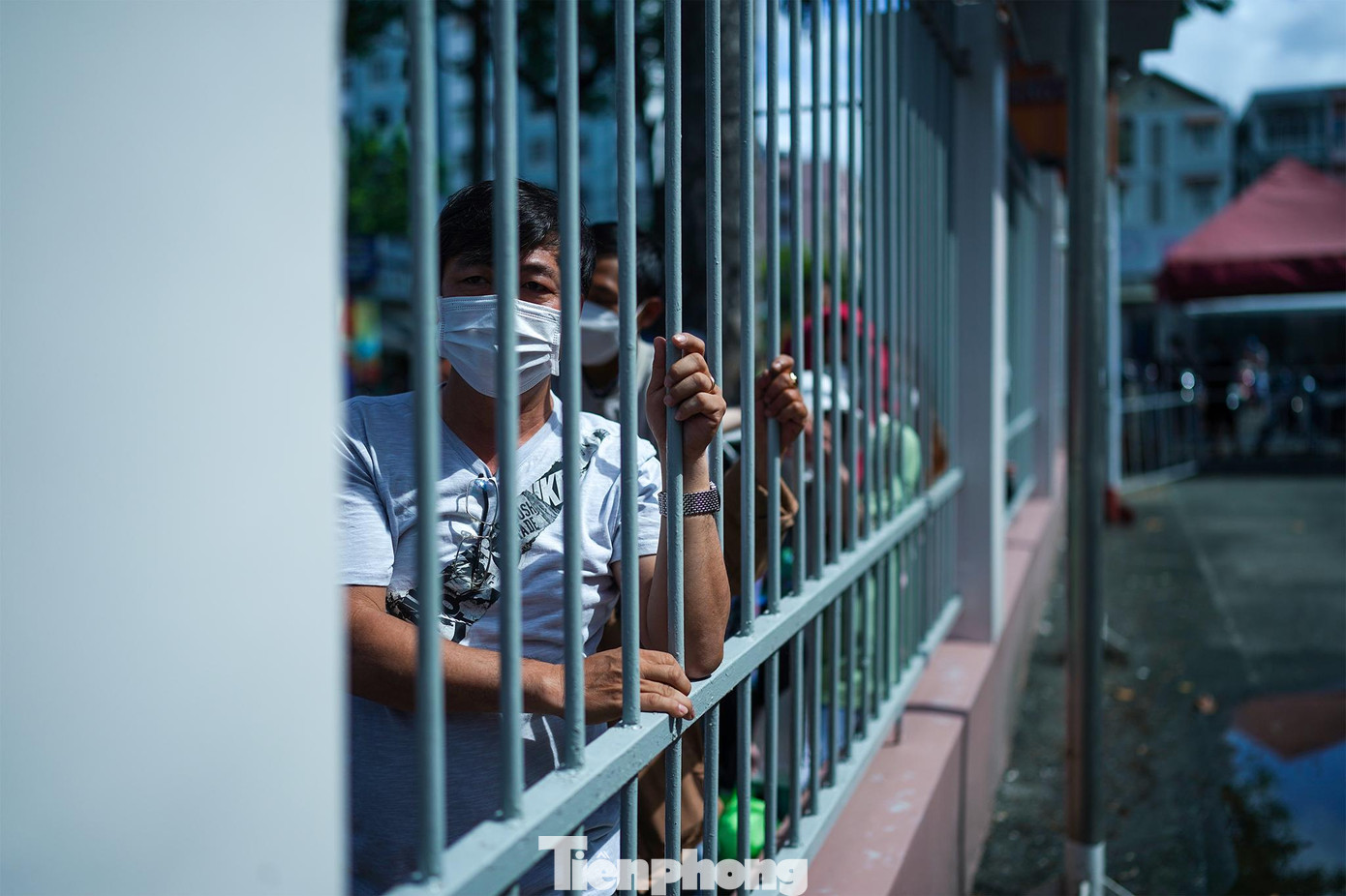 Anh Ngô Quang Huy (ngụ Gò Vấp) xếp hàng từ 6h sáng, đến hơn 9h vẫn chưa mua được vé. &quot;Mình đi với bà xã lên đây mua vé xem đội tuyển Việt Nam. Xếp hàng lâu quá, bà xã ra quán cà phê đợi rồi. Mình xếp hàng khá lâu nhưng mấy người bán vé chợ đen cứ chen ngang, vào mua nhiều lượt. Họ khá bặm trợn nên không ai dám nói gì. Cánh vé chợ đen có chào mời giá gấp đôi nhưng mình không mua, sợ vé giả&quot;, anh Huy bức xúc.