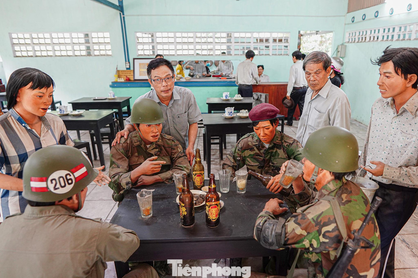 Các mô hình thực khách, quân lính, người phục vụ, món ăn... được dựng lại sinh động với kích thước thật cho thấy sự nhộn nhịp khi quán còn mở cửa. Trong số các thực khách có rất nhiều người là quân nhân, nhân viên an ninh phục vụ quân đội Mỹ nên không ai nhận ra dấu hiệu khả nghi nào ở quán. Các mô hình thực khách, quân lính, người phục vụ, món ăn... được dựng lại sinh động với kích thước thật cho thấy sự nhộn nhịp khi quán còn mở cửa. Trong số các thực khách có rất nhiều người là quân nhân, nhân viên an ninh phục vụ quân đội Mỹ nên không ai nhận ra dấu hiệu khả nghi nào ở quán.