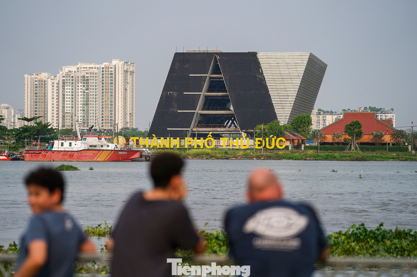 Nhóm du khách đang hóng gió từ sông Sài Gòn, ngắm nhìn TP Thủ Đức bờ đối diện.