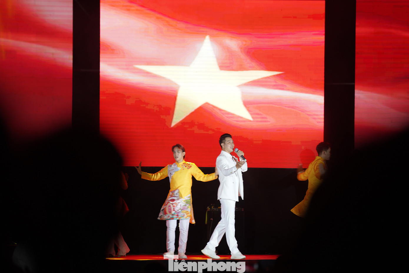 Từ 19h, chương trình nghệ thuật kéo dài hai tiếng đồng hồ đã mang đến cho khán giả những trải nghiệm thú vị.