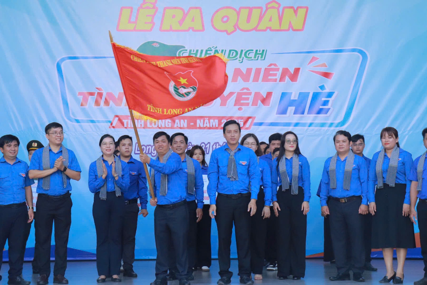 Anh Trần Hải Phú - Bí thư Tỉnh Đoàn Long An trao cờ lệnh và chứng kiến Ban Chỉ huy Chiến dịch phát động.