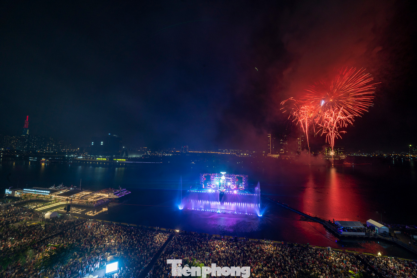 Đêm giao thừa mừng năm 2023, TPHCM đã tổ chức nhiều chương trình nghệ thuật chào đón năm mới và bắn pháo hoa tầm cao tại đầu đường hầm sông Sài Gòn (TP.Thủ Đức).
