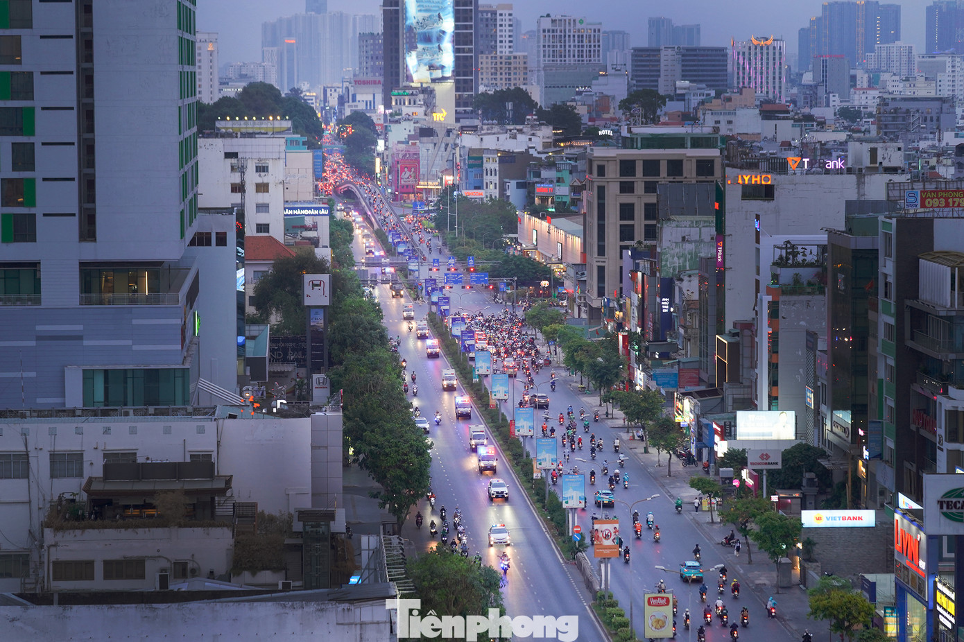 CSGT mở đường trên cầu vượt Hoàng Hoa Thám. Do đoàn xe di chuyển vào giờ tan tầm nên lực lượng mở đường làm việc khá vất vả.