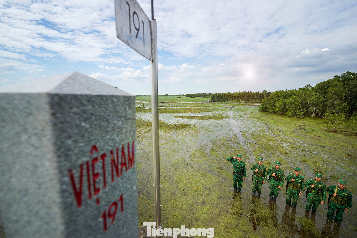 Theo Đội trưởng Huỳnh Quang Khởi của đội Vũ trang tuần tra cột mốc biên giới, tại mỗi cột mốc, đội Vũ trang đều thực hiện nghi thức chào cột mốc nghiêm trang. Địa hình không thuận lợi nhưng các chiến sĩ trẻ luôn nêu cao tinh thần giữ vững biên giới quốc gia, vượt mọi khó khăn, gian khổ hoàn thành nhiệm vụ thiêng liêng.