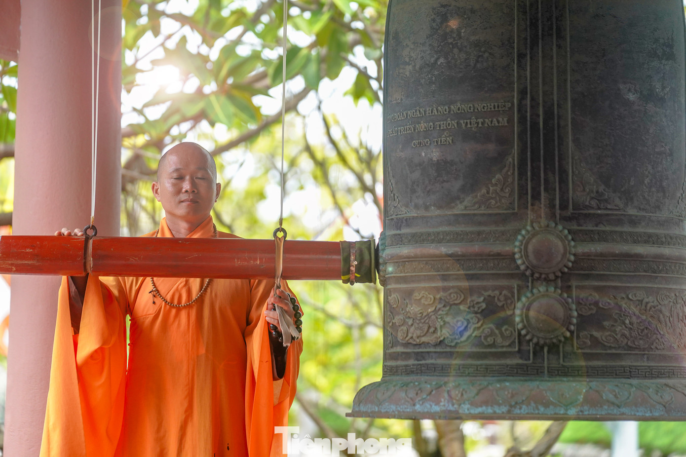 Đã thành lệ, các chùa đều thỉnh chuông ngày hai lần vào 5h và 18h, khi tiếng chuông chùa vang lên cũng là thời điểm bắt đầu những hoạt động thường nhật của một ngày mới trên các đảo. Tiếng chuông chùa như cộng hưởng với gió biển, với lòng người và mang theo những nguyện cầu bình an cho mọi nhà. Thầy Thích Nhuận Đạt năm 13 tuổi một hôm vào chùa ăn giỗ thấy thích chùa nên ở lại tu luôn. Thầy Nhuận Đạt xung phong đi Trường Sa từ năm 2013. Khi thầy đi, sư phụ động viên cố gắng làm Phật sự ở Trường Sa một năm. Nhưng thầy Nhuận Đạt đi đã thấm thoắt gần 10 năm mà chưa thấy cần trở về. Thầy là vị sư ở Trường Sa lâu nhất nhưng vẫn nghĩ: “Mình tuổi còn trẻ, còn muốn cống hiến cho Giáo hội, cho đất nước. Lâu lâu nhớ gọi số 0978800899 để thầy còn được nghe tiếng nói của đất liền nhé”.