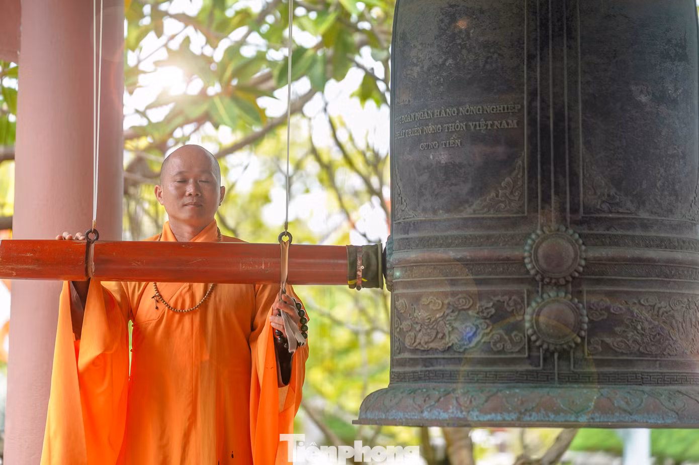Đã thành lệ, các chùa đều thỉnh chuông ngày hai lần vào 5h và 18h, khi tiếng chuông chùa vang lên cũng là thời điểm bắt đầu những hoạt động thường nhật của một ngày mới trên các đảo. Tiếng chuông chùa như cộng hưởng với gió biển, với lòng người và mang theo những nguyện cầu bình an cho mọi nhà. Thầy Thích Nhuận Đạt năm 13 tuổi một hôm vào chùa ăn giỗ thấy thích chùa nên ở lại tu luôn. Thầy Nhuận Đạt xung phong đi Trường Sa từ năm 2013. Khi thầy đi, sư phụ động viên cố gắng làm Phật sự ở Trường Sa một năm. Nhưng thầy Nhuận Đạt đi đã thấm thoắt gần 10 năm mà chưa thấy cần trở về. Thầy là vị sư ở Trường Sa lâu nhất nhưng vẫn nghĩ: “Mình tuổi còn trẻ, còn muốn cống hiến cho Giáo hội, cho đất nước. Lâu lâu nhớ gọi số 0978800899 để thầy còn được nghe tiếng nói của đất liền nhé”.