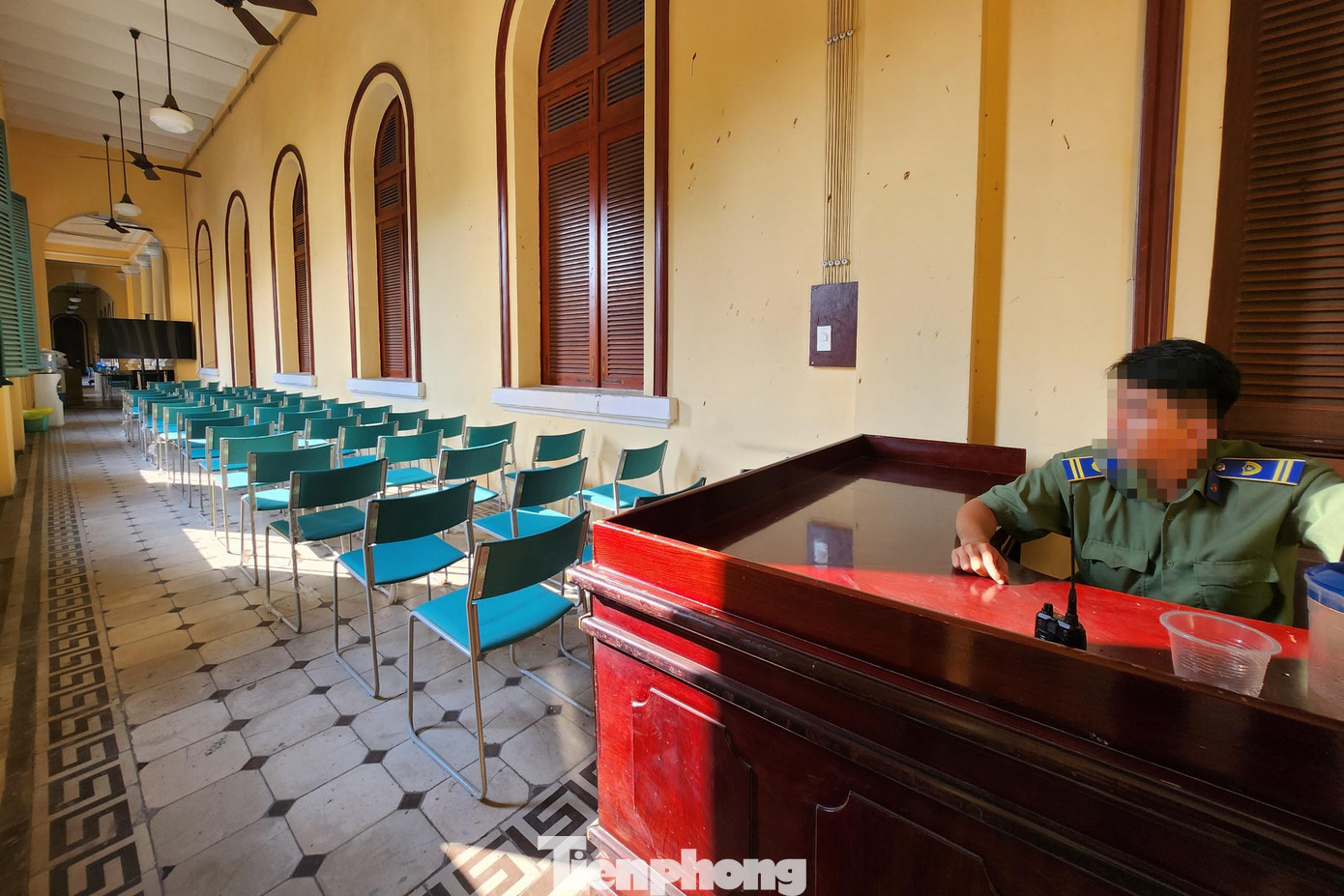 Luôn có bảo vệ túc trực tại các lối ra vào. Theo ghi nhận của PV, để có phương án tốt nhất cho số lượng bị cáo và những người có liên quan được triệu tập đến tòa, TAND TPHCM bố trí nhiều ghế đơn, khác với ngày thường là những chiếc ghế gỗ dài.