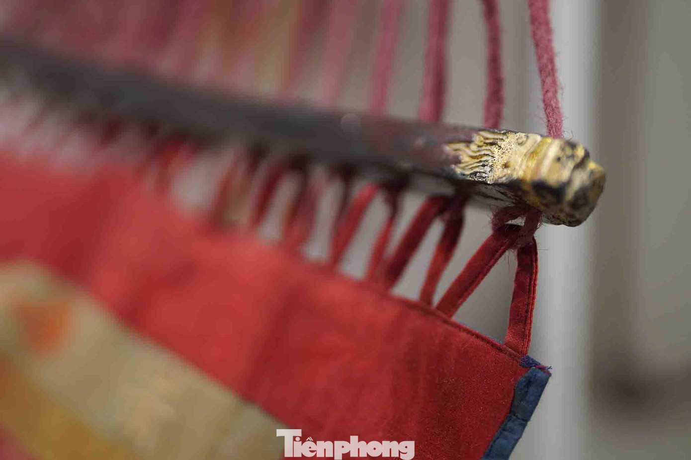 Hai đầu võng có chi tiết cái ngáng được thếp vàng. Ngáng hình cong dài ước 80 cm để xâu dây ở đầu võng vào, rồi kéo chụm lại móc vào đòn võng. Một số loại ngáng còn được làm bằng ngà voi.