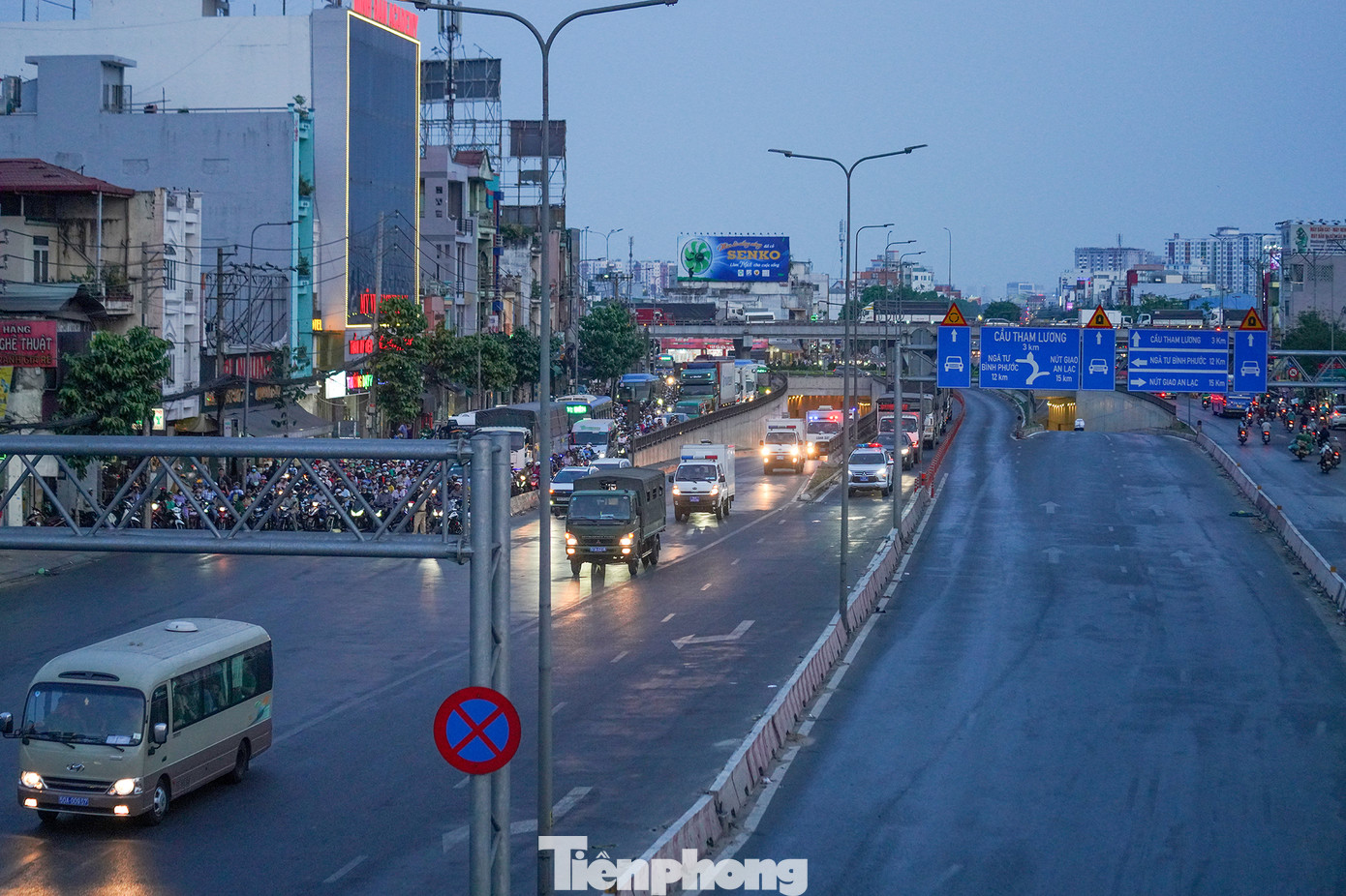 Các ngã đường, lối nhập làn đều được chốt chặn mỗi khi đoàn xe đi qua.