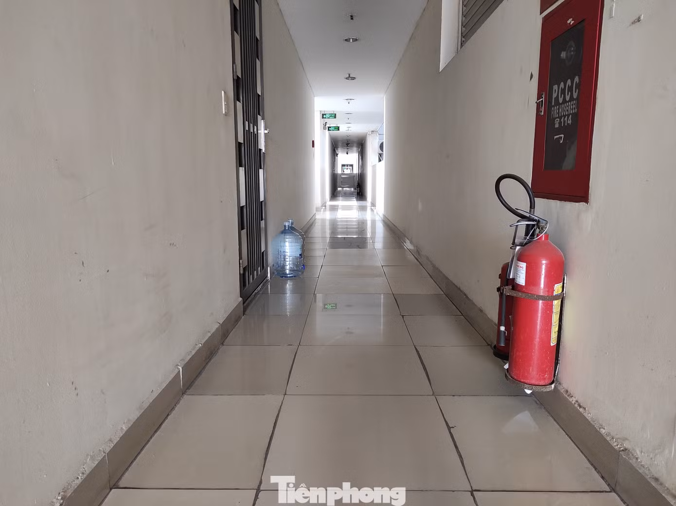 Theo quan sát của phóng viên, hành lang mỗi tầng đều được bố trí các tủ thiết bị chữa cháy và bình chữa cháy.