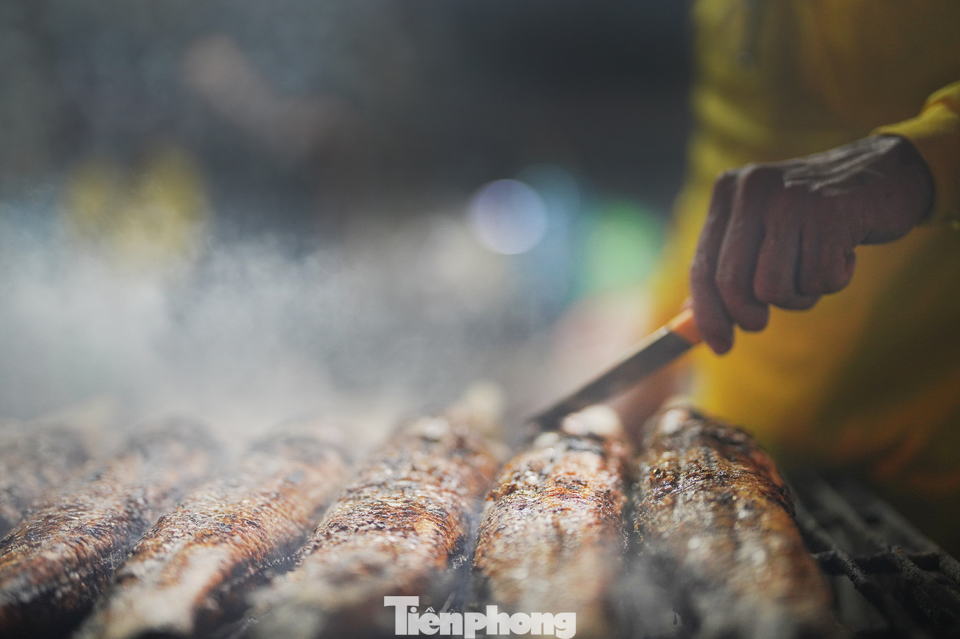 Từ chiều mùng 9 tết, các nhân viên tại cơ sở này tất bật cho những mẻ cá. Người phụ trách thu tiền cũng đeo sẵn mã QR để khách tiện thanh toán. Cá lóc nướng mía có hai loại, 200.000 và 220.000 đồng. Từ chiều mùng 9 tết, các nhân viên tại cơ sở này tất bật cho những mẻ cá. Người phụ trách thu tiền cũng đeo sẵn mã QR để khách tiện thanh toán. Cá lóc nướng mía có hai loại, 200.000 và 220.000 đồng.