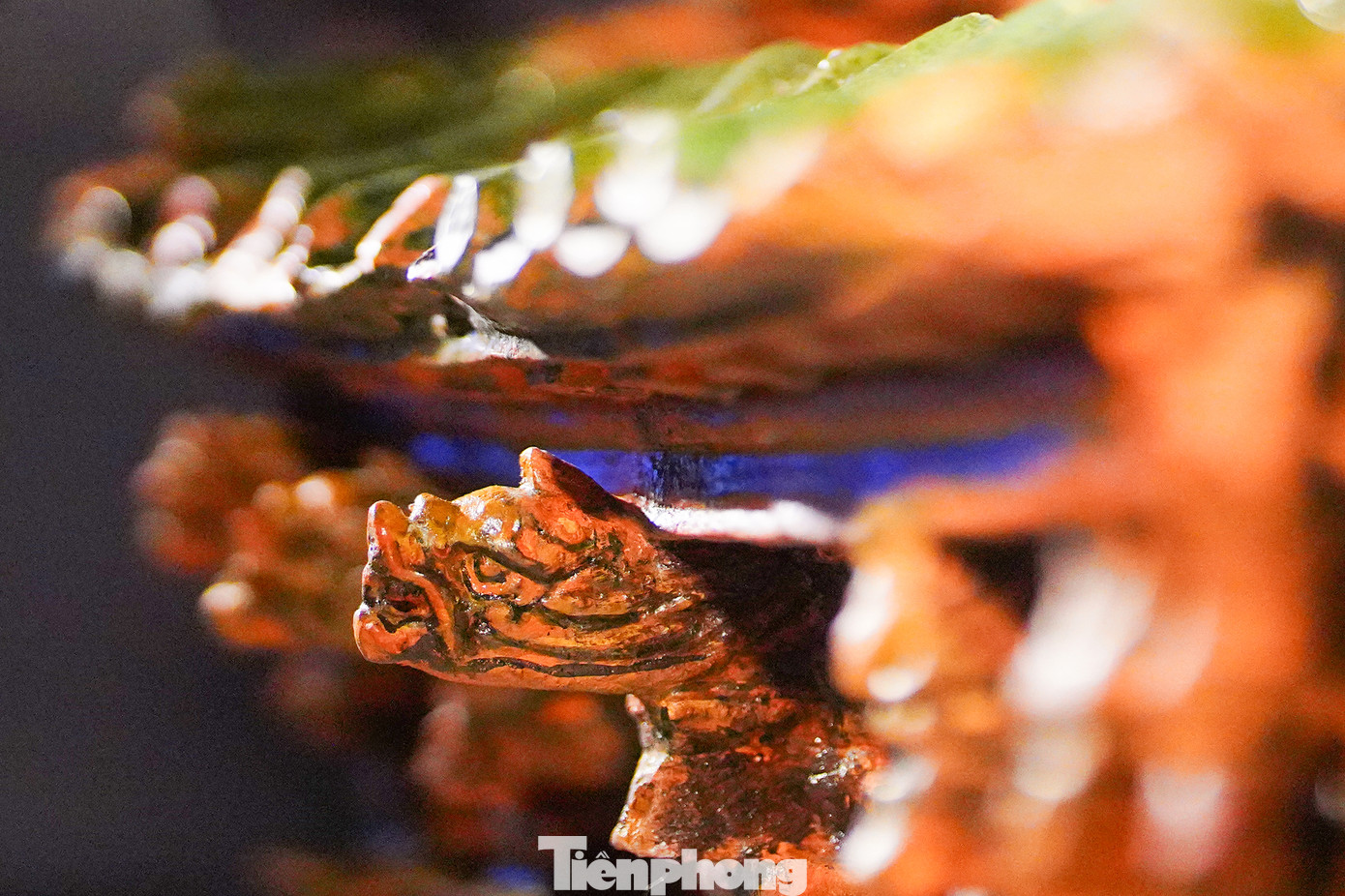 Mô hình được làm bằng chất liệu đất nung phủ men, có chiều cao tổng thể 16,8 cm. Bảo vật hiện chỉ còn một phần bộ mái và bộ khung kết cấu của công trình hoàn thiện. Trong đó hệ cột có bốn cột cái, 12 cột quân (cột hiên), hệ xà gồm câu đầu, xà thượng, xà hạ. Hệ đấu củng có đấu, củng, ang và xà vuông. Những cột cái và ba cột quân tương ứng ở mỗi góc tạo thành hình vuông, đảm bảo cho kết cấu bộ khung khớp với nhau. Các cột cách nhau không đều do ảnh hưởng của việc nung đốt. Bộ mái đầy đủ của mô hình là cấu trúc hai tầng, tám mái chồng diêm. Phần tìm thấy chỉ còn tầng mái thứ nhất. Đầu dư phía ngoài của xà hiên được trang trí hình đầu rồng, miệng ngậm ngọc. Bảo vật được sản xuất thành từng cấu kiện, sau đó ráp lại thành công trình hoàn chỉnh trước khi phủ men và đưa vào nung. Về mặt hình thái, bảo vật có nhiều nét tương đồng với kiến trúc gác chuông chùa Keo (Thái Bình). Điểm khác biệt là cung điện thời Lê Sơ dùng đấu củng để chịu lực chính, trong khi ở công trình gác chuông chùa Keo, hệ thống này chủ yếu mang tính trang trí.