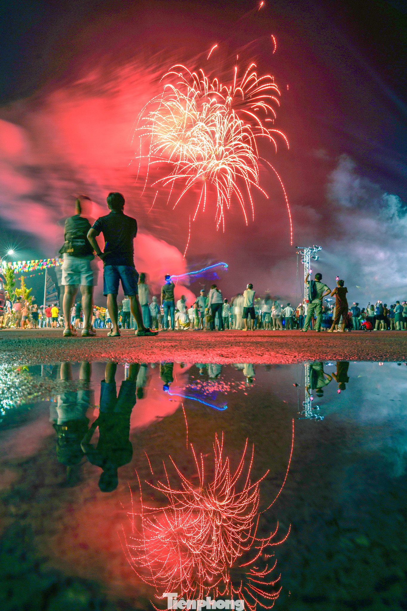 Chị Nguyễn Thị Linh, nhà gần KDL thưởng thức pháo hoa cùng chồng cứ xuýt xoa: &quot;Ông xã tôi nói nhà gần thì đứng ở nhà cũng thấy nhưng tôi nhất quyết phải vô đây để xem pháo hoa bắn gần như thế nào. Tôi công nhận là đẹp thật. Trước đi xem ở Thủ Thiêm (TP Thủ Đức) đứng xa lắm&quot;.