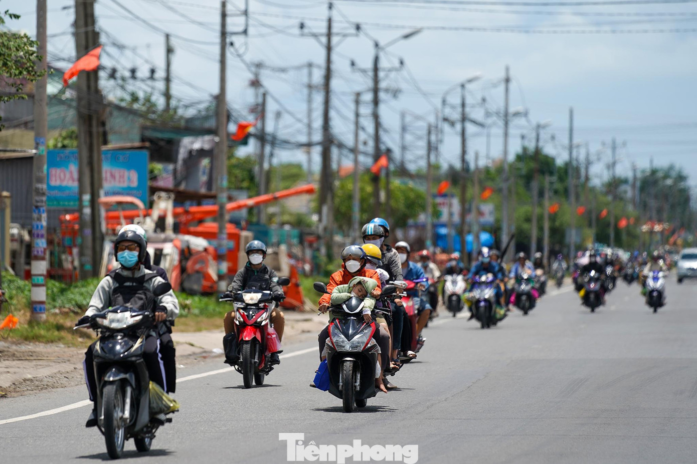 Người dân chủ động quay lại thành phố sớm hơn khiến nhiều tuyến đường trở nên nhộn nhịp.