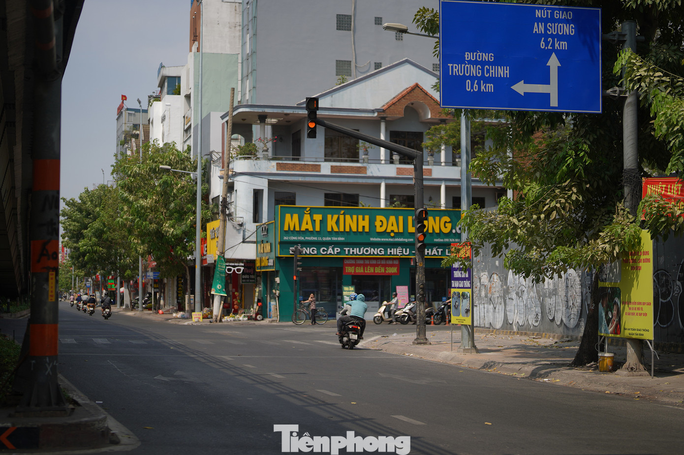 Cầu vượt Hoàng Hoa Thám nổi tiếng ùn tắc nhưng hôm nay cũng vắng lặng.