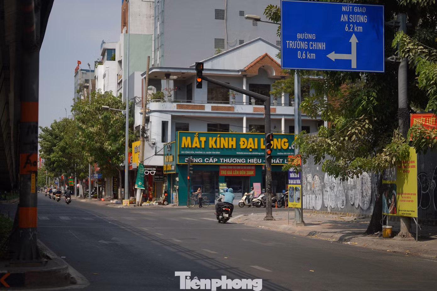 Cầu vượt Hoàng Hoa Thám nổi tiếng ùn tắc nhưng hôm nay cũng vắng lặng.