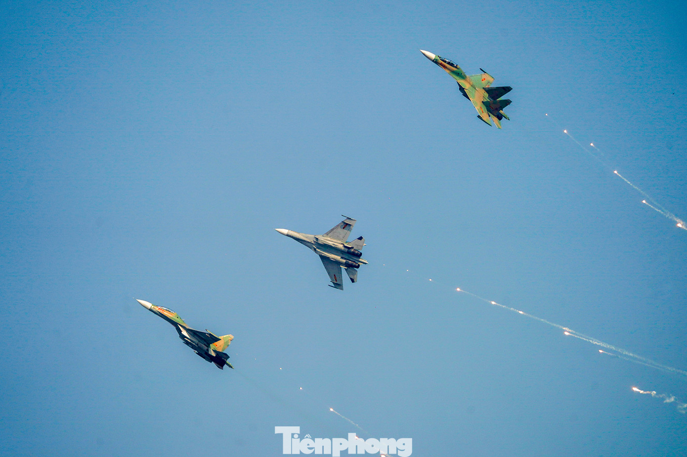 Bài phối hợp tốp 3 cùng thả đạn nhiễu. Bài phối hợp tốp 3 cùng thả đạn nhiễu.