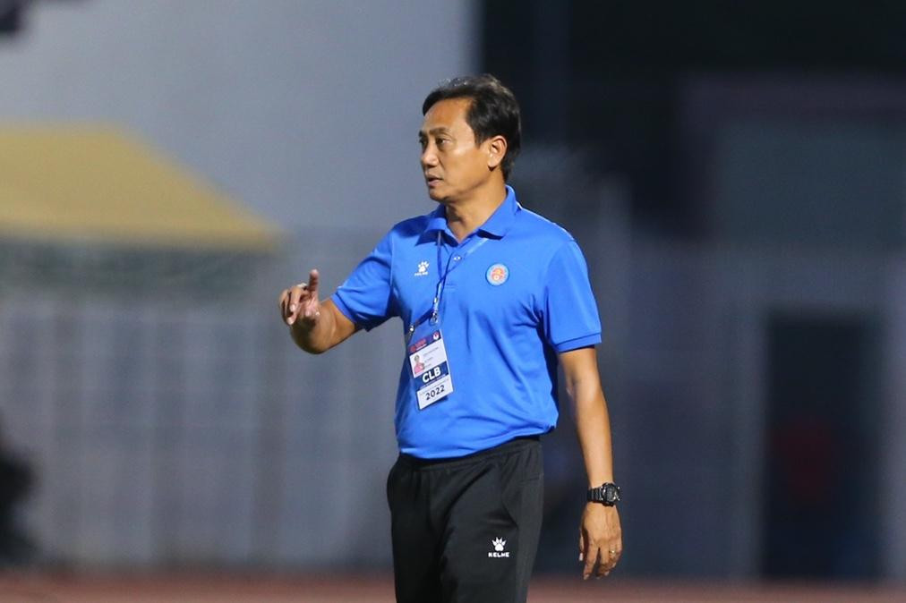 Chia sẻ sau trận đấu, HLV Phùng Thanh Phương của Sài Gòn FC nói: &quot;Trận này, tôi đã động viên các em thi đấu cho danh dự cá nhân và đội bóng. Tôi thông báo luôn, trước trận này 2 ngày, đại diện công ty đã làm việc thanh lý hợp đồng. Hôm nay là ngày cuối cùng mà công ty sẽ trả lương cho chúng tôi. Tôi chưa biết phương hướng thế nào, nhưng hợp đồng và khúc mắc thì từng cá nhân sẽ làm việc. Bản thân tôi vẫn còn hợp đồng 1 năm nhưng chỉ báo cho tôi 2 ngày trước sẽ thanh lý. Tôi luôn dặn dò các em làm thế nào khi kết thúc mùa giải sẽ tự hào bước ra ngoài. Tôi rất buồn, chúng tôi muốn gửi lời xin lỗi đến người hâm mộ bóng đá Sài Gòn. Chúng tôi đã cố gắng&quot;.