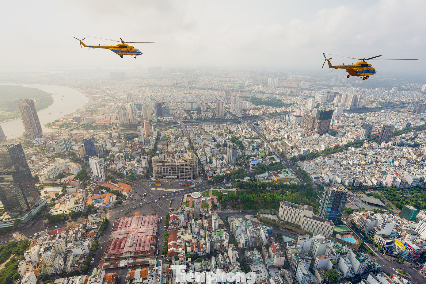 Phi đội bay qua khu vực chợ Bến Thành