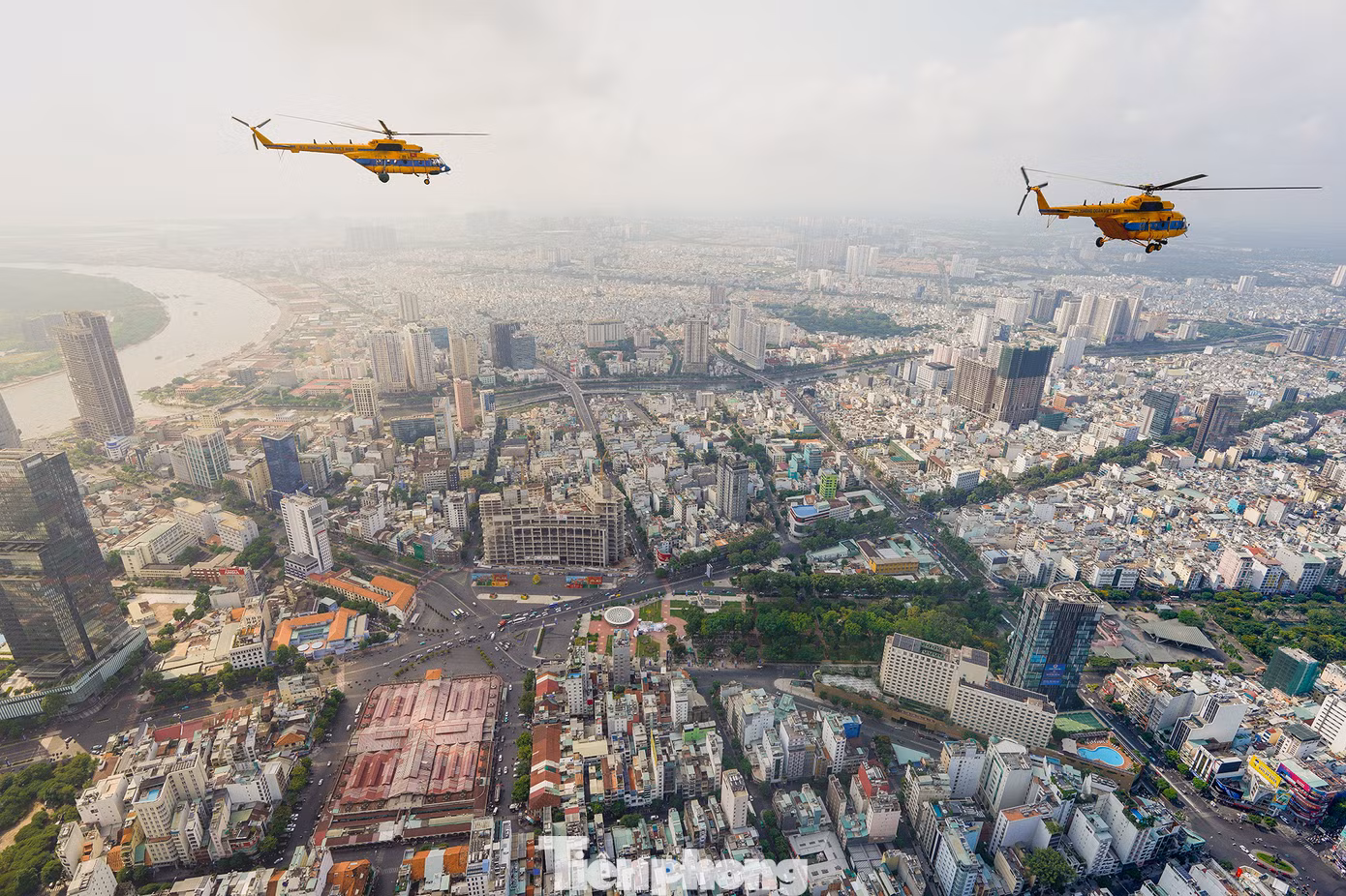 Phi đội bay qua khu vực chợ Bến Thành