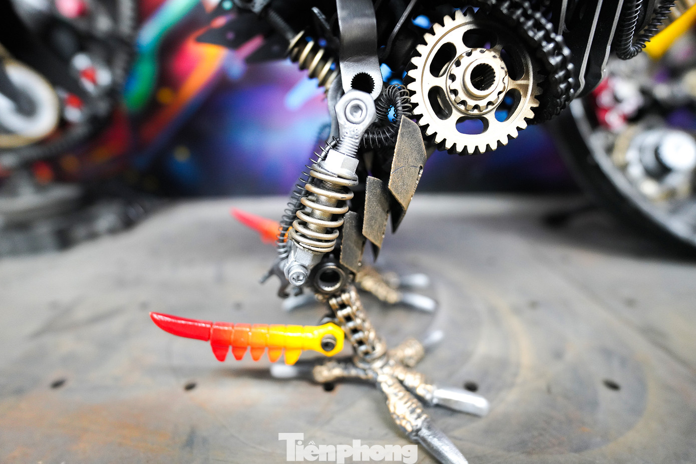 Có thể thấy rõ sự thú vị bởi sự lạ mắt trong từng tác phẩm khi được lắp ráp bởi các linh kiện như chiếc đánh lửa, bánh răng, nhông, sên, dĩa, lò xo, phuộc nhúng... Trong ảnh là chú gà trống, con bọ cạp, chú cá Hổ đang trong giai đoạn hoàn thiện tại xưởng. Các sản phẩm này chờ lắp ráp thêm thiết bị chiếu sáng để có thể phát quang lấp lánh vào đúng dịp rằm trung thu. Các tác phẩm này đa phần trên dưới 10 kg. Có thể thấy rõ sự thú vị bởi sự lạ mắt trong từng tác phẩm khi được lắp ráp bởi các linh kiện như chiếc đánh lửa, bánh răng, nhông, sên, dĩa, lò xo, phuộc nhúng... Trong ảnh là chú gà trống, con bọ cạp, chú cá Hổ đang trong giai đoạn hoàn thiện tại xưởng. Các sản phẩm này chờ lắp ráp thêm thiết bị chiếu sáng để có thể phát quang lấp lánh vào đúng dịp rằm trung thu. Các tác phẩm này đa phần trên dưới 10 kg.