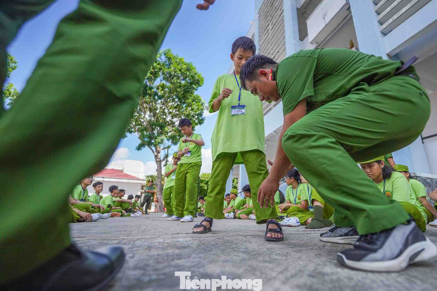 &quot;Chương trình nhằm giáo dục giá trị đạo đức và truyền thống tốt đẹp của dân tộc, hình thành lối sống văn hóa, lành mạnh, trách nhiệm với cộng đồng, giúp thanh thiếu niên nâng cao kiến thức, rèn luyện tác phong kỷ luật, đồng thời tạo điều kiện cho thanh thiếu niên có sân chơi lành mạnh, thiết thực, nâng cao tình cảm yêu quý, bồi đắp niềm tin, niềm tự hào về truyền thống vẻ vang của lực lượng Công an nhân dân, giúp các em có điều kiện làm quen với môi trường Công an nhân dân, rèn luyện tính tự chủ, nề nếp, kỷ luật, kiên định vượt qua khó khăn, thử thách, bản lĩnh hơn trong cuộc sống, có tinh thần chia sẻ, quan tâm đến bạn bè, gia đình và những người xung quanh&quot;, bà Trương Thị Hồng Hạnh, tổng điều phối chương trình chia sẻ.