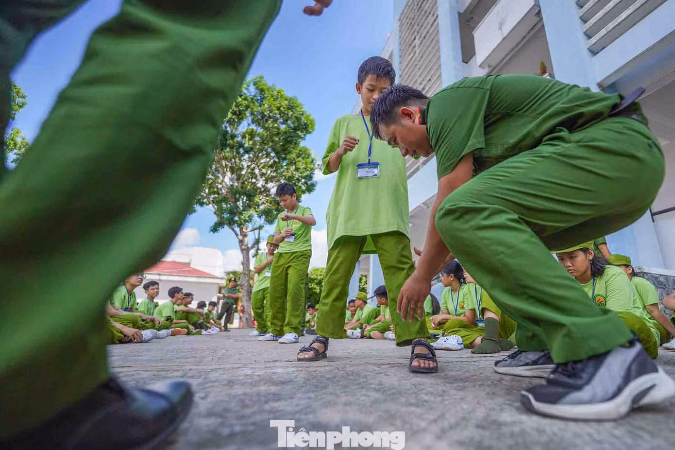 "Chương trình nhằm giáo dục giá trị đạo đức và truyền thống tốt đẹp của dân tộc, hình thành lối sống văn hóa, lành mạnh, trách nhiệm với cộng đồng, giúp thanh thiếu niên nâng cao kiến thức, rèn luyện tác phong kỷ luật, đồng thời tạo điều kiện cho thanh thiếu niên có sân chơi lành mạnh, thiết thực, nâng cao tình cảm yêu quý, bồi đắp niềm tin, niềm tự hào về truyền thống vẻ vang của lực lượng Công an nhân dân, giúp các em có điều kiện làm quen với môi trường Công an nhân dân, rèn luyện tính tự chủ, nề nếp, kỷ luật, kiên định vượt qua khó khăn, thử thách, bản lĩnh hơn trong cuộc sống, có tinh thần chia sẻ, quan tâm đến bạn bè, gia đình và những người xung quanh", bà Trương Thị Hồng Hạnh, tổng điều phối chương trình chia sẻ.