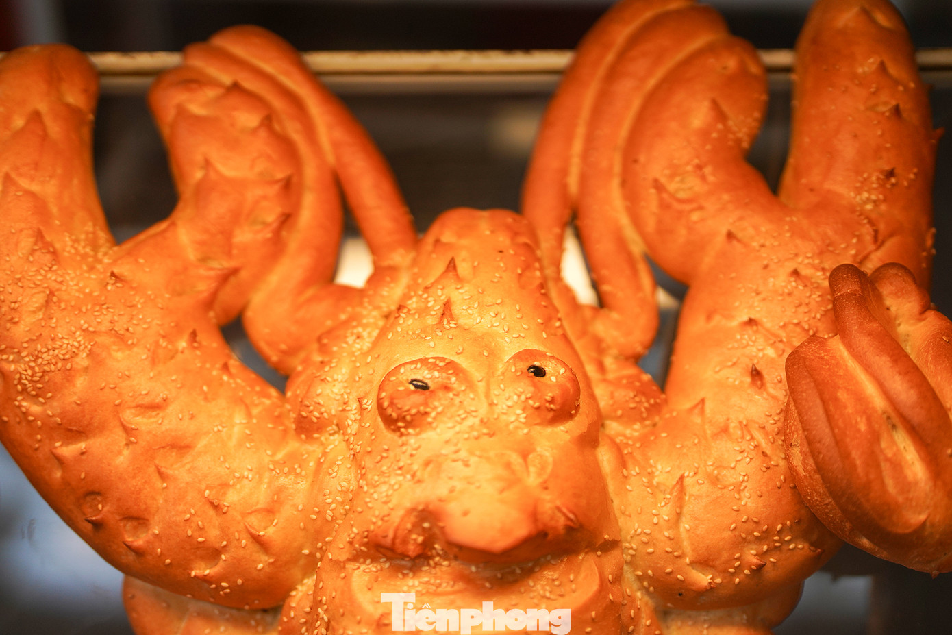 Bánh mì dạng con vật không có khuôn, thợ làm bánh phải làm thủ công từng công đoạn tạo hình mắt, mũi, miệng, vảy... Theo chủ tiệm, công đoạn này là quan trọng nhất, quyết định thần thái sản phẩm nên đòi hỏi sự tỉ mỉ vì phải tính được chi tiết phình nở khi bánh chín.