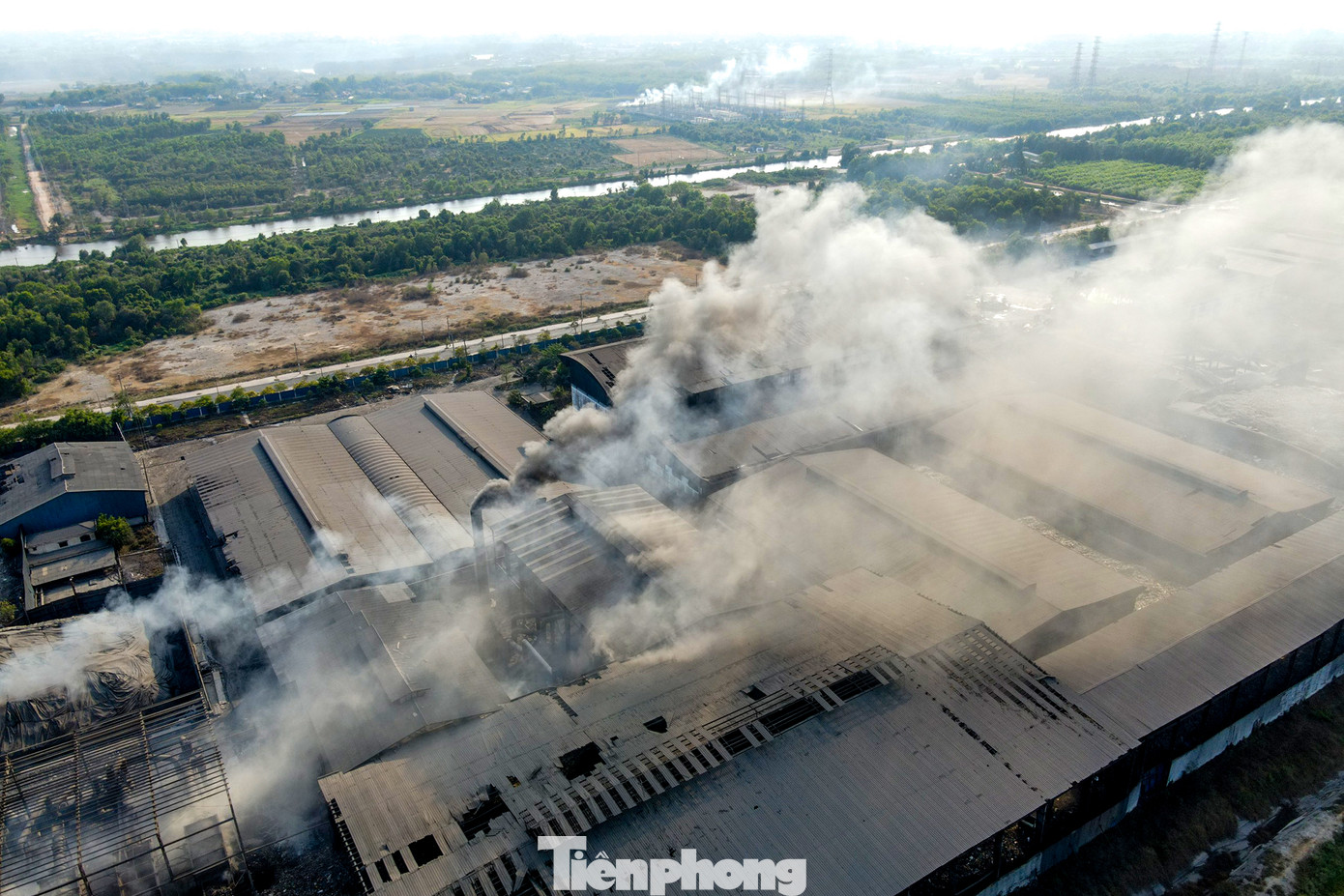 Khói bụi đốt rác bay xuống hạ lưu từ khu liên hợp xử lý chất thải rắn Tây Bắc. Khu này có diện tích 687ha, gồm 2 doanh nghiệp là Công ty CP Đầu tư Phát triển Tâm Sinh Nghĩa và Công ty CP Vietstar. Khói bụi đốt rác bay xuống hạ lưu từ khu liên hợp xử lý chất thải rắn Tây Bắc. Khu này có diện tích 687ha, gồm 2 doanh nghiệp là Công ty CP Đầu tư Phát triển Tâm Sinh Nghĩa và Công ty CP Vietstar.