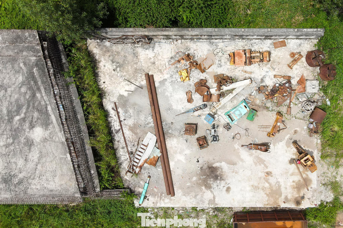 Phương tiện thi công gom lại thành một chỗ, nhuốm màu thời gian. Phương tiện thi công gom lại thành một chỗ, nhuốm màu thời gian.