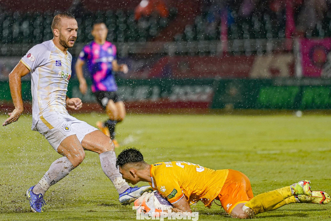 Sang hiệp hai, HLV Chun Jae-ho lần lượt tung Tấn Sinh, Thái Quý rồi Lucas Vinicius vào sân, đội chuyển sang màu đá 3-4-3. Đội bóng thủ đô dồn ép liên tục, tuy nhiên, thủ môn Văn Phong chơi xuất sắc, liên tục hoá giải các tình huống nguy hiểm. Sang hiệp hai, HLV Chun Jae-ho lần lượt tung Tấn Sinh, Thái Quý rồi Lucas Vinicius vào sân, đội chuyển sang màu đá 3-4-3. Đội bóng thủ đô dồn ép liên tục, tuy nhiên, thủ môn Văn Phong chơi xuất sắc, liên tục hoá giải các tình huống nguy hiểm.