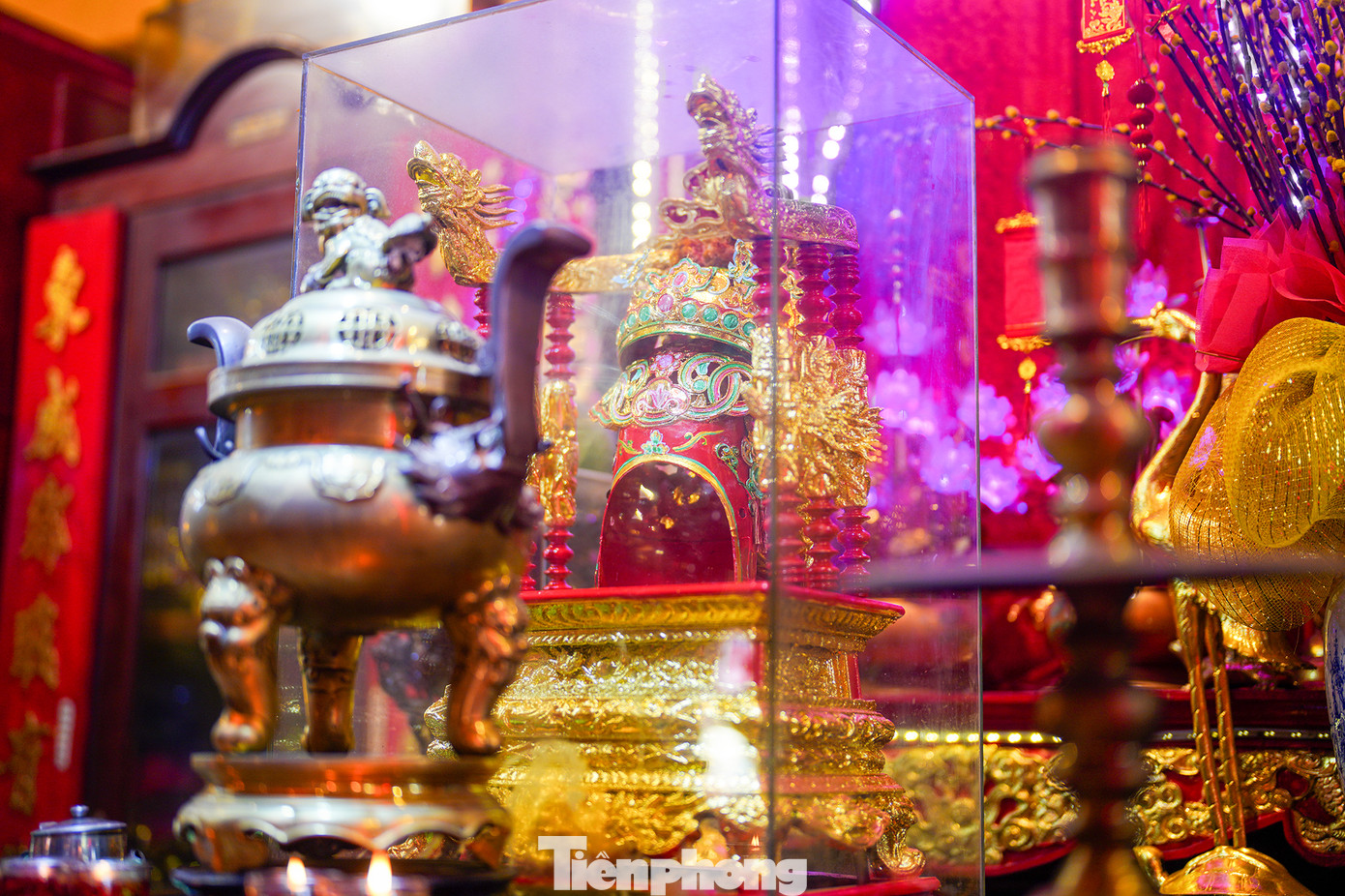 Chánh điện có kiến trúc truyền thống với các gian thờ, hoành phi, câu đối. Nơi thờ cúng trong Chánh điện còn lưu giữ các hiện vật cổ như Khám thờ Thần, Tả Hữu ban, Hội đồng, bộ bát bửu.