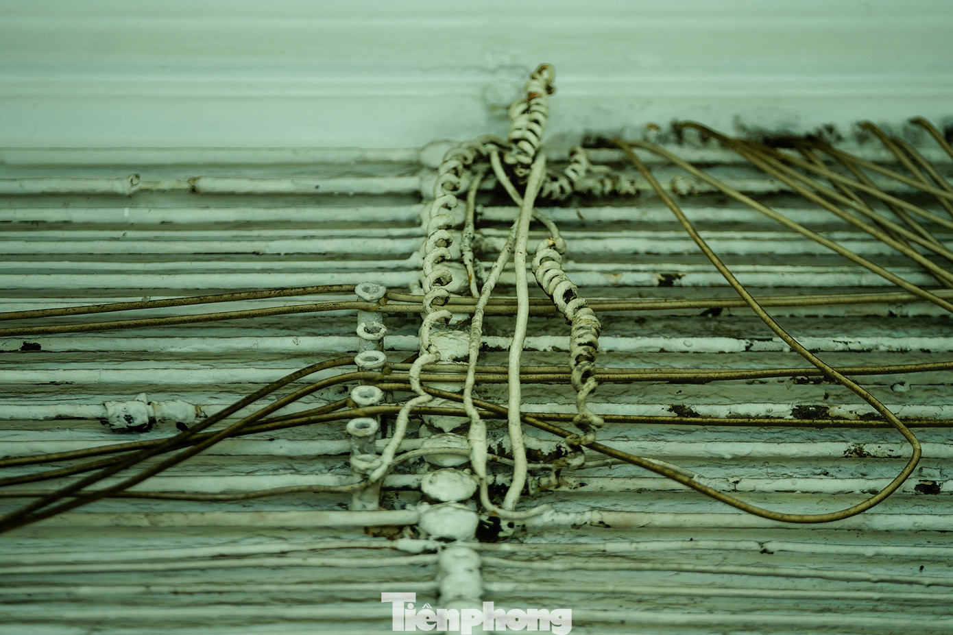 Phần kết cấu dây dẫn điện nhiều đoạn được giữ nguyên bản.