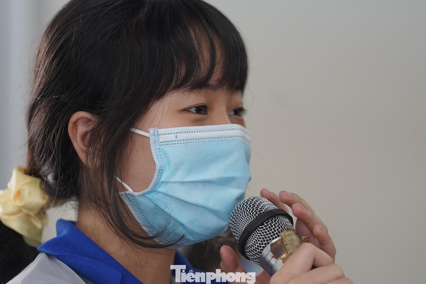 Còn bạn Nguyễn Hữu Trân, học sinh lớp 10A7 trường THPT Nguyễn Hữu Thọ cho biết, nhập học vào trường đúng lúc dịch COVID-19 ở TPHCM nên phải học online. Do mới nhập học nên chưa biết thầy cô, bạn bè nhưng khi học online thì thầy cô rất nhiệt tình, học có gì chưa hiểu thì thầy cô còn nhắn tin chỉ thêm nên giúp mình hòa nhập với môi trường mới.