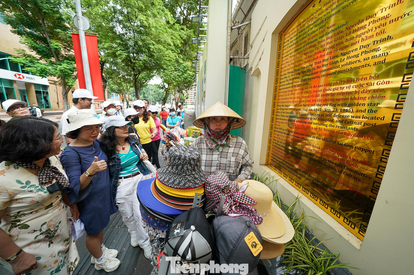 Dừng lại trước bảng thông tin về toà nhà của Sở VH-TT TPHCM, du khách hiểu thêm khi xưa kia, bót Catinat có căn hầm sâu dưới mặt đất. Các xà lim lớn, nhỏ mà mật thám Pháp đã giam giữ nhiều tù nhân chính trị. TPHCM hơn 300 năm tuổi thì đường Đồng Khởi đã tồn tại ngót nghét 2/3 chặng đường lịch sử ấy. Do người Pháp xây vào thế kỷ 19, đường Đồng Khởi từng mang tên đường số 16, Catinat, Tự Do và hiện nay là Đồng Khởi. Trong phạm vi chỉ 630m, con đường chạy thẳng từ sông Sài Gòn lên đến nhà thờ Đức Bà, thời Pháp thuộc gọi là “rue Catinat” in đầy dấu chân các tướng tá, chính trị gia, thương nhân, ngôi sao điện ảnh, văn sĩ, nhà báo...