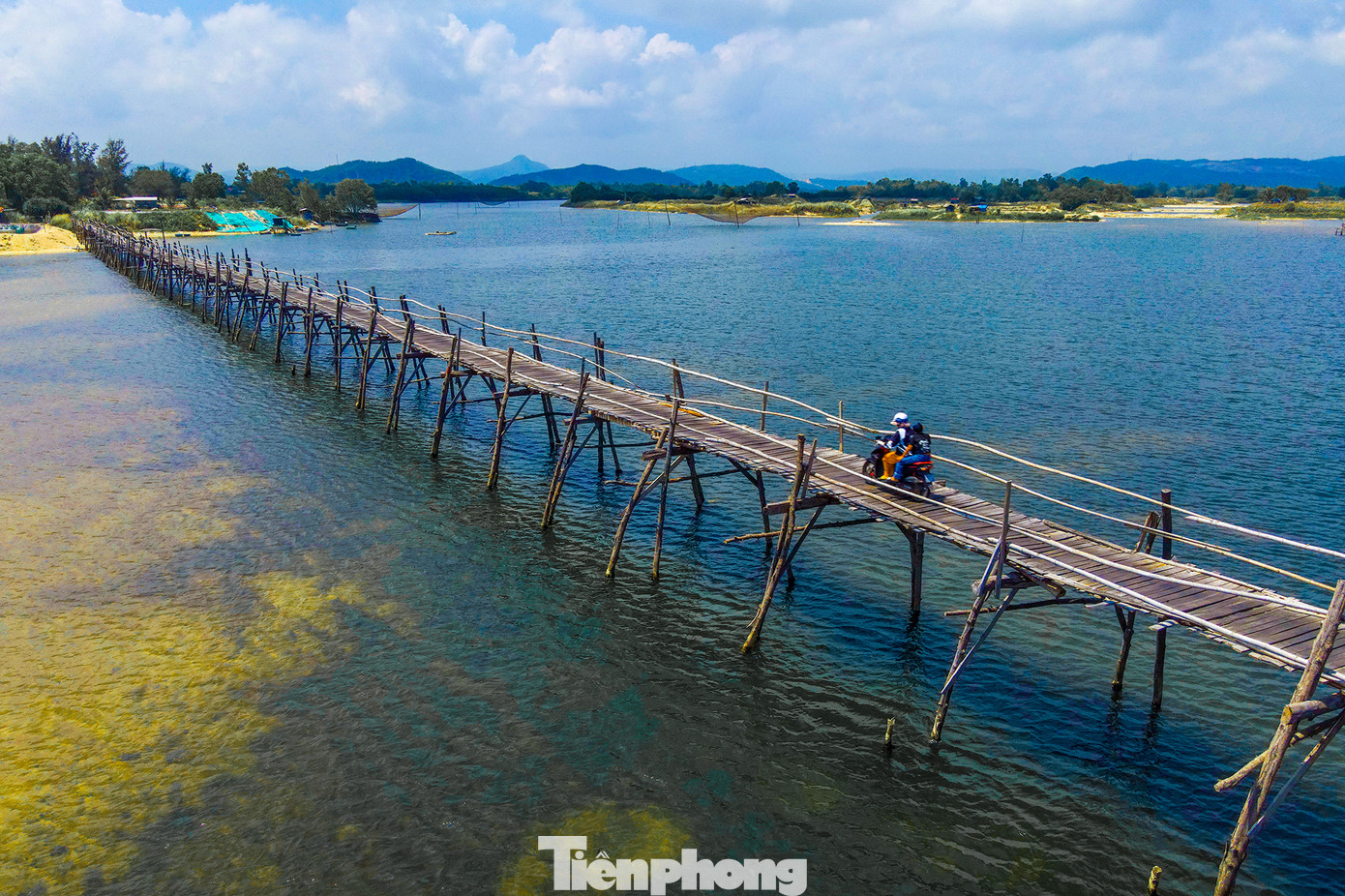 Vì chỉ thiết kế để đáp ứng nhu cầu đi lại của người dân địa phương nên cầu được dựng lên từ gỗ và tre là chủ yếu. Nếu phần tay vịn, thành cầu làm từ tre già thì phần mặt và trụ được làm hoàn toàn từ gỗ ván.