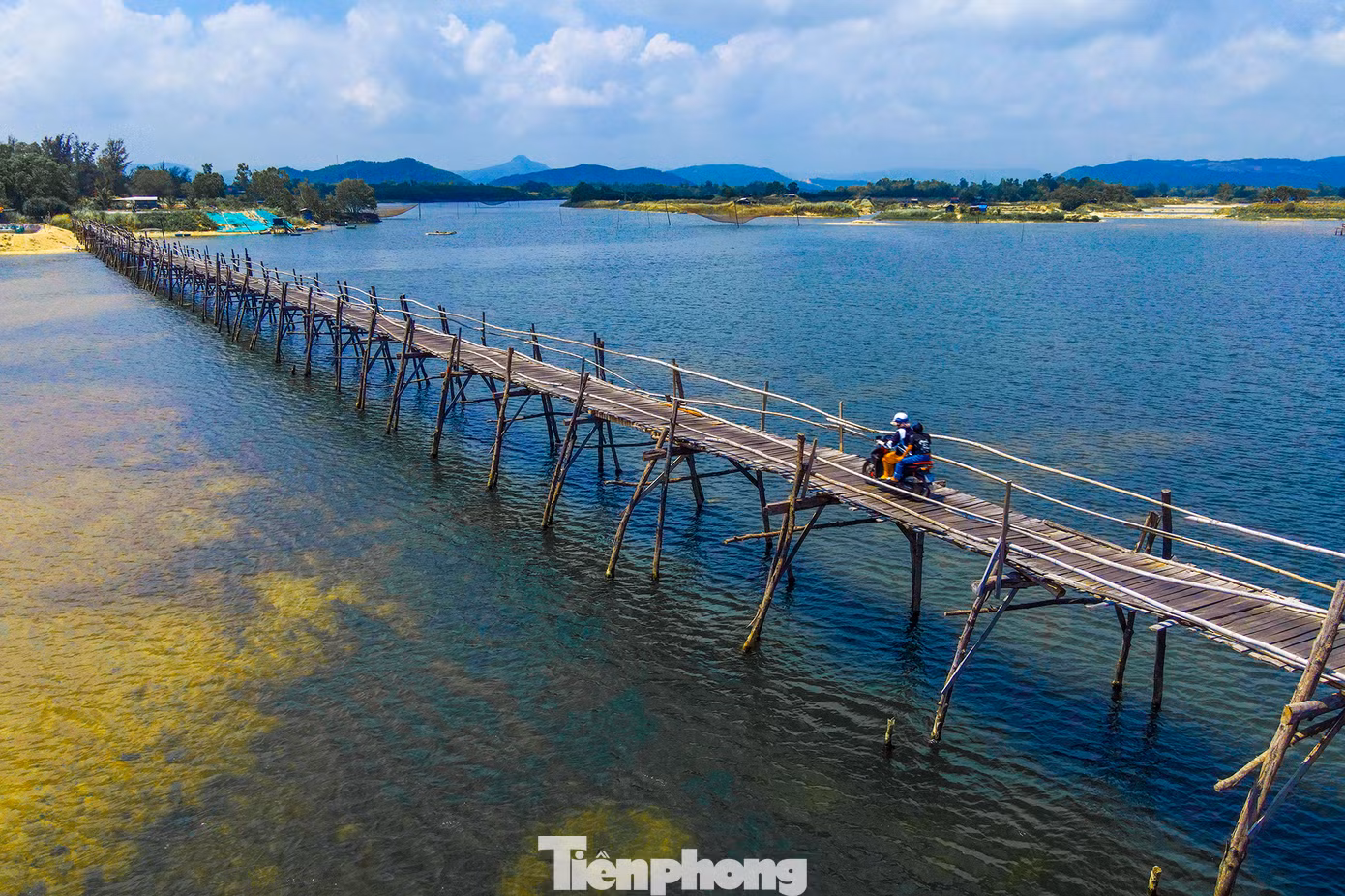 Vì chỉ thiết kế để đáp ứng nhu cầu đi lại của người dân địa phương nên cầu được dựng lên từ gỗ và tre là chủ yếu. Nếu phần tay vịn, thành cầu làm từ tre già thì phần mặt và trụ được làm hoàn toàn từ gỗ ván.