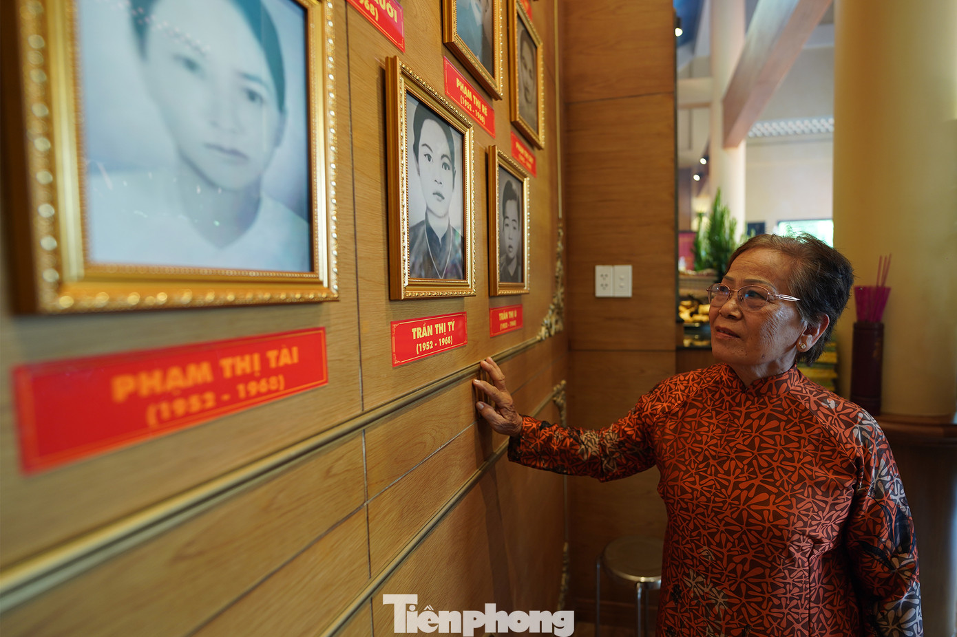 Dân công Nguyễn Thị Xứ (73 tuổi, xã Vĩnh Lộc B) nhìn ngắm lại chân dung các đồng đội đã hy sinh.