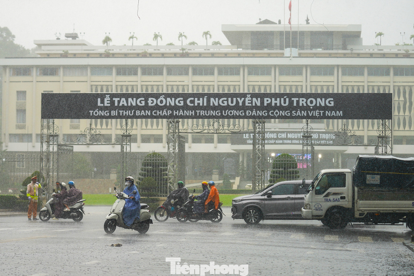 Trưa nay (25/7), trung tâm TPHCM bất chợt có cơn mưa lớn. Trưa nay (25/7), trung tâm TPHCM bất chợt có cơn mưa lớn.