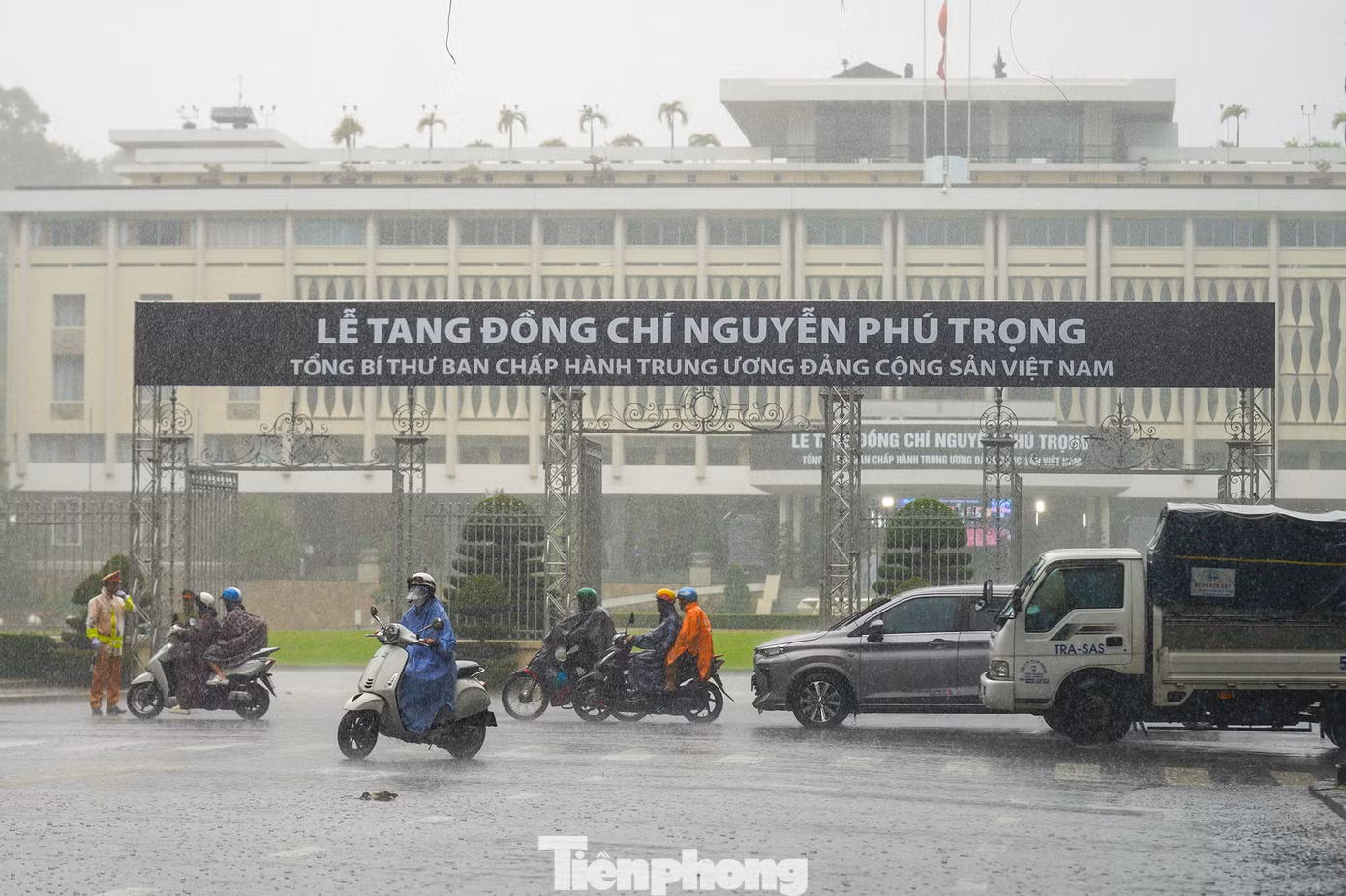 Trưa nay (25/7), trung tâm TPHCM bất chợt có cơn mưa lớn. Trưa nay (25/7), trung tâm TPHCM bất chợt có cơn mưa lớn.