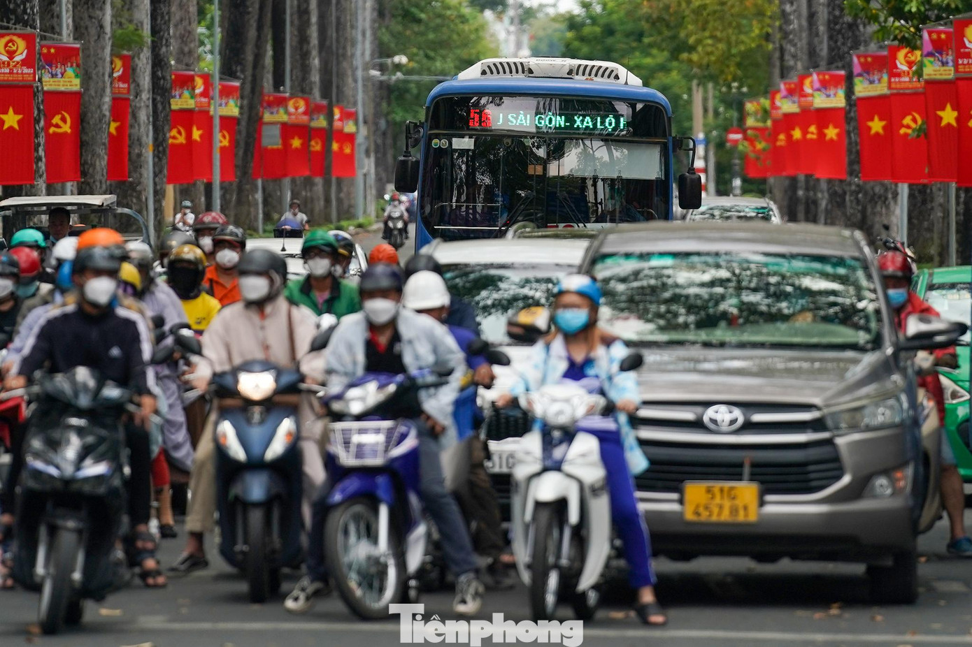 TPHCM xây dựng kế hoạch phát triển kinh tế - xã hội năm 2022 với 19 chỉ tiêu, trong đó, tốc độ tăng trưởng tổng sản phẩm nội địa trên địa bàn TPHCM (GRDP) đạt 6% - 6,5%, duy trì tỷ trọng khu vực dịch vụ trong GRDP trên 60%; tổng vốn đầu tư xã hội chiếm bình quân khoảng 35% GRDP.