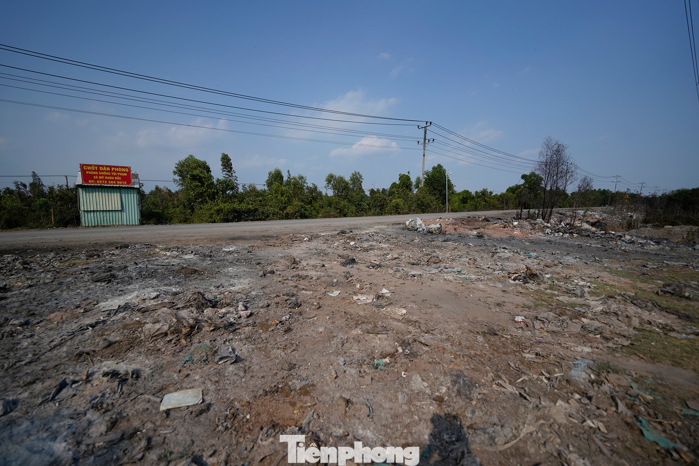Việc vứt, đổ trộm rác tràn lan trên tuyến đường cặp Kênh KT11 và tỉnh lộ 823B nối liền 2 KCN Đức Hòa III và Thái Hòa (giáp ranh 2 xã Mỹ Hạnh Bắc và Đức Lập Hạ, huyện Đức Hòa) diễn ra nhiều năm.