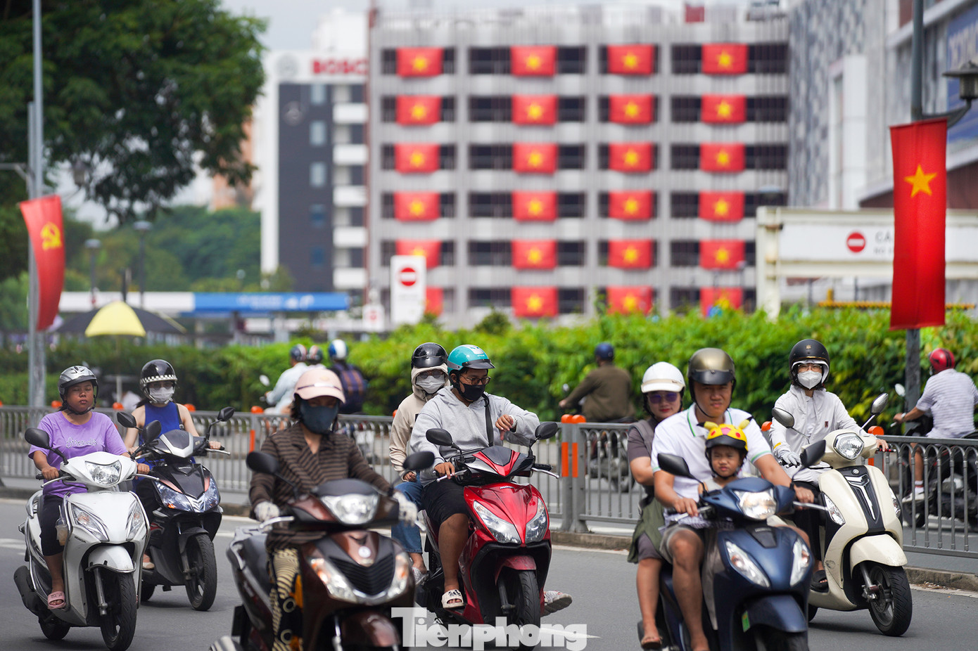 Trên trục đường Tân Thắng (quận Tân Phú), một khu cao ốc văn phòng thuộc siêu thị Aeon gây chú ý bởi quốc kỳ treo dọc các tầng thẳng tắp. Trên trục đường Tân Thắng (quận Tân Phú), một khu cao ốc văn phòng thuộc siêu thị Aeon gây chú ý bởi quốc kỳ treo dọc các tầng thẳng tắp.